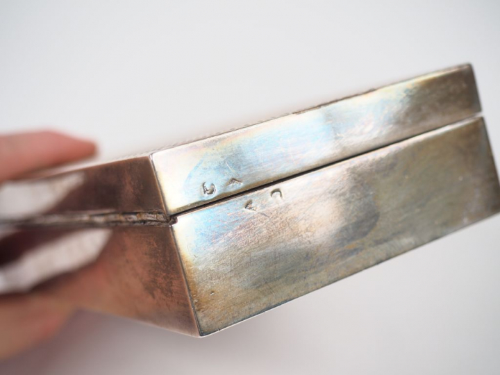 Boite à cigarettes en argent, poinçon Minerve, à décor sur le couvercl