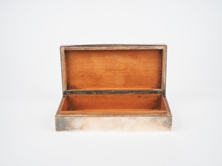 Boite à cigarettes en argent, poinçon Minerve, à décor sur le couvercl