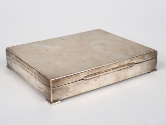 Vente aux enchères Boite à cigarettes en argent anglais 925, le couvercle à décor guilloc