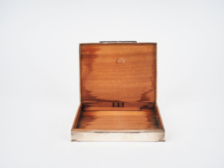 Boite à cigarettes en argent anglais 925, le couvercle à décor guilloc