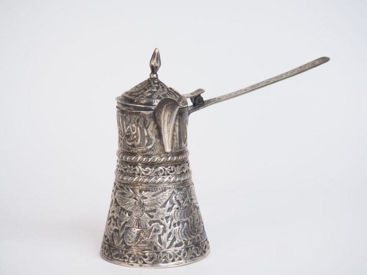 Petite verseuse en argent étranger, à décor en repoussé de calligraphi