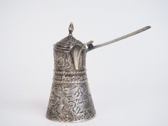 Vente aux enchères Petite verseuse en argent étranger, à décor en repoussé de calligraphi