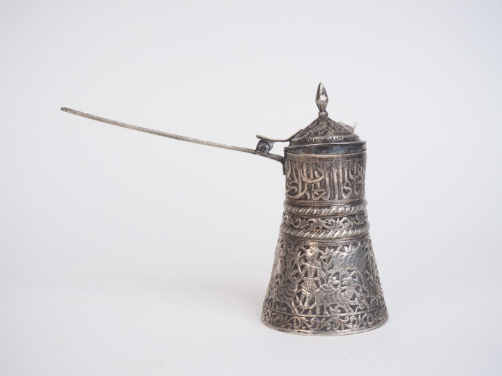 Petite verseuse en argent étranger, à décor en repoussé de calligraphi