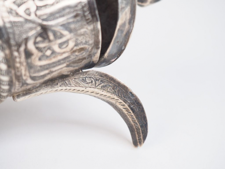 Petite verseuse en argent étranger, à décor en repoussé de calligraphi