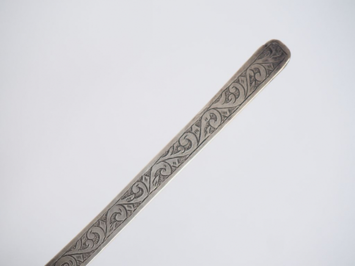 Petite verseuse en argent étranger, à décor en repoussé de calligraphi