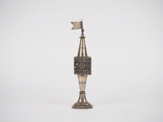 Vente aux enchères Petit encensoir (?) en argent étranger, à décor ajouré de feuillage.  