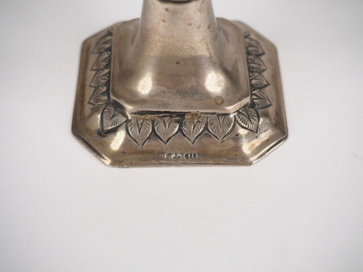 Petit encensoir (?) en argent étranger, à décor ajouré de feuillage.  