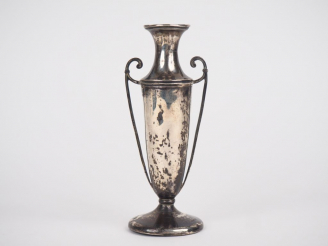 Vente aux enchères Petit vase à anses en argent anglais. H. 14,5 cm Poids. 77 g  (petits 