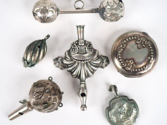 Vente aux enchères Ensemble comprenant différents éléments de hochet et sifflet d'enfant 