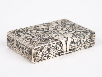 Vente aux enchères Etui à cigarettes de dame en argent 800, formant poudrier, à décor de 