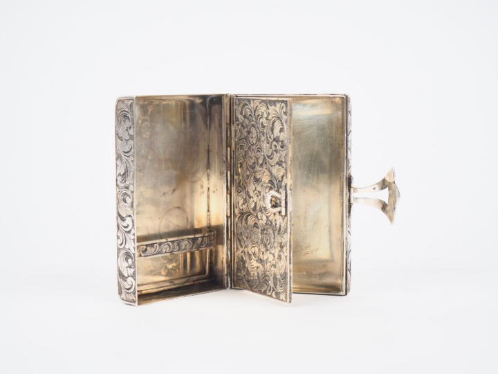 Etui à cigarettes de dame en argent 800, formant poudrier, à décor de 