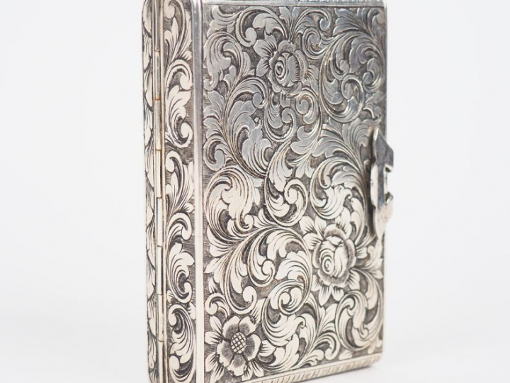 Etui à cigarettes de dame en argent 800, formant poudrier, à décor de 