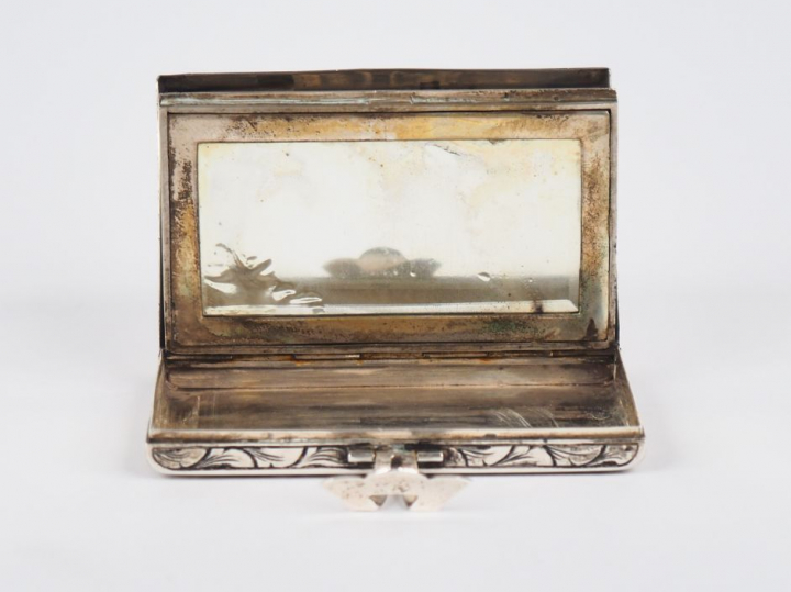 Etui à cigarettes de dame en argent 800, formant poudrier, à décor de 