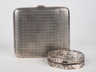 Vente aux enchères Ensemble comprenant :  - un étui à cigarettes de forme bombée en argen