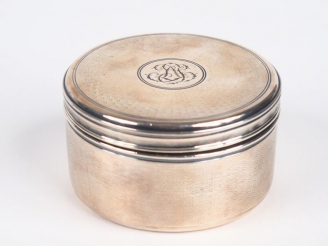 Vente aux enchères AUCOC Ainé Boite ronde en argent et vermeil, poinçon Minerve, à décor 