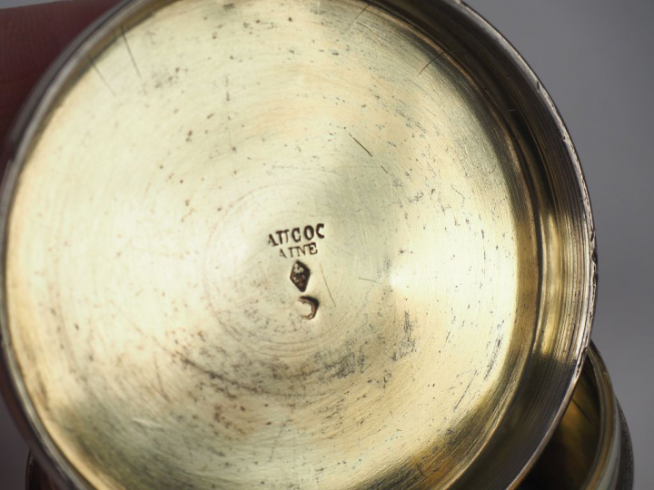 AUCOC Ainé Boite ronde en argent et vermeil, poinçon Minerve, à décor 