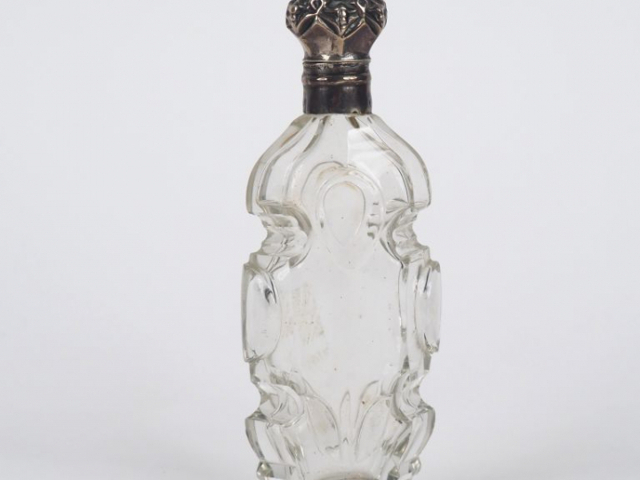 Flacon à sels XIXème en cristal et argent.  H. 13 cm  Poids tel. 103 g