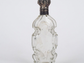 Vente aux enchères Flacon à sels XIXème en cristal et argent.  H. 13 cm  Poids tel. 103 g
