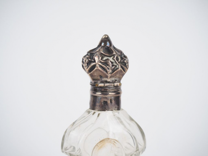 Flacon à sels XIXème en cristal et argent.  H. 13 cm  Poids tel. 103 g