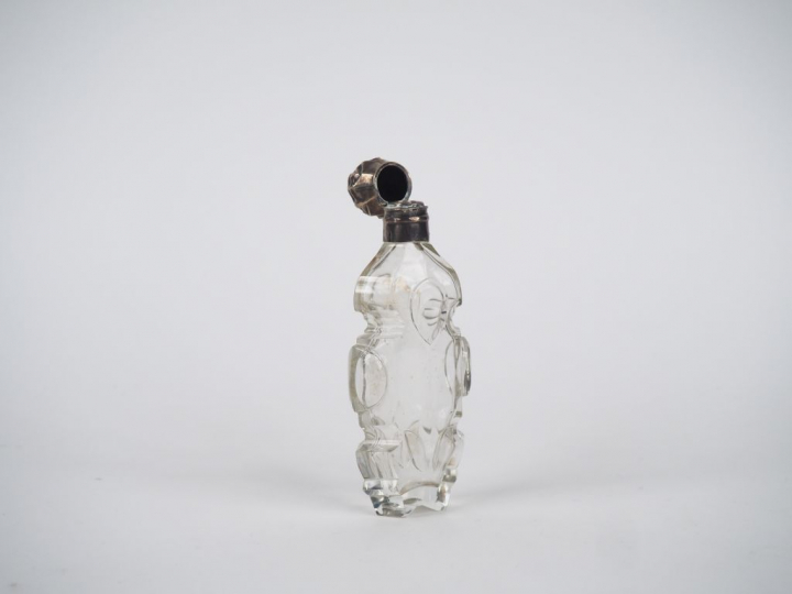 Flacon à sels XIXème en cristal et argent.  H. 13 cm  Poids tel. 103 g
