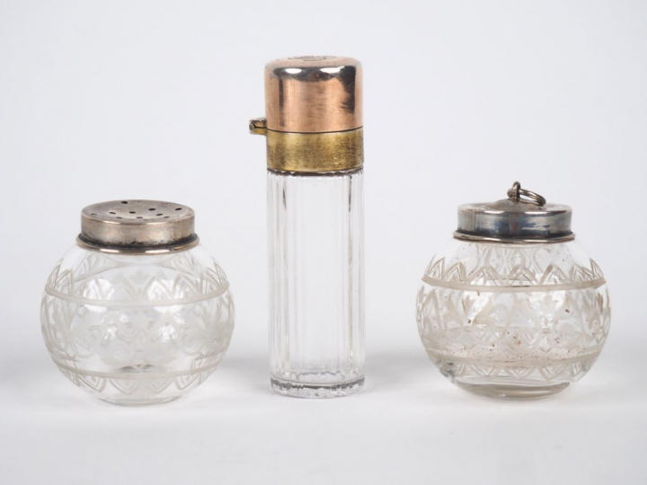 Ensemble comprenant :  - un flacon à sels de style Louis XVI en crista