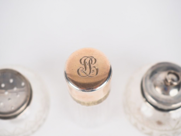 Ensemble comprenant :  - un flacon à sels de style Louis XVI en crista