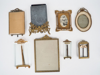 Vente aux enchères 8 différents cadres porte-photos en laiton de style Louis XVI. Dim. De