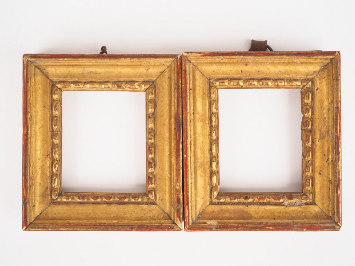 Paire de cadres pour miniatures en bois et stuc doré à décor de perles