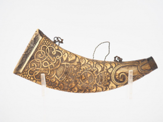 Vente aux enchères Poire à poudre XIXème de style Renaissance en os ou corne sculpté à dé