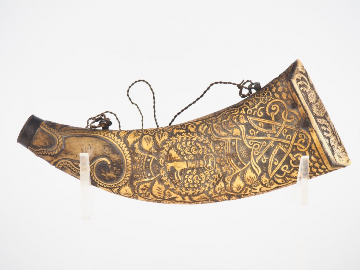 Poire à poudre XIXème de style Renaissance en os ou corne sculpté à dé