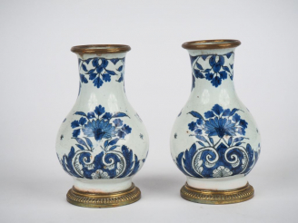 Vente aux enchères Paire de soliflores XIXème en faïence à décor de fleurs en camaieu ble