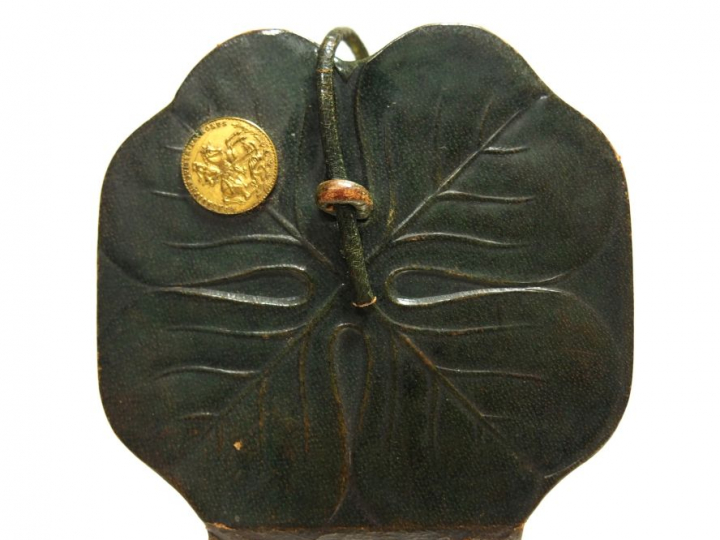 Carnet de bal Art Nouveau en cuir vert en forme de feuille et ornée d'