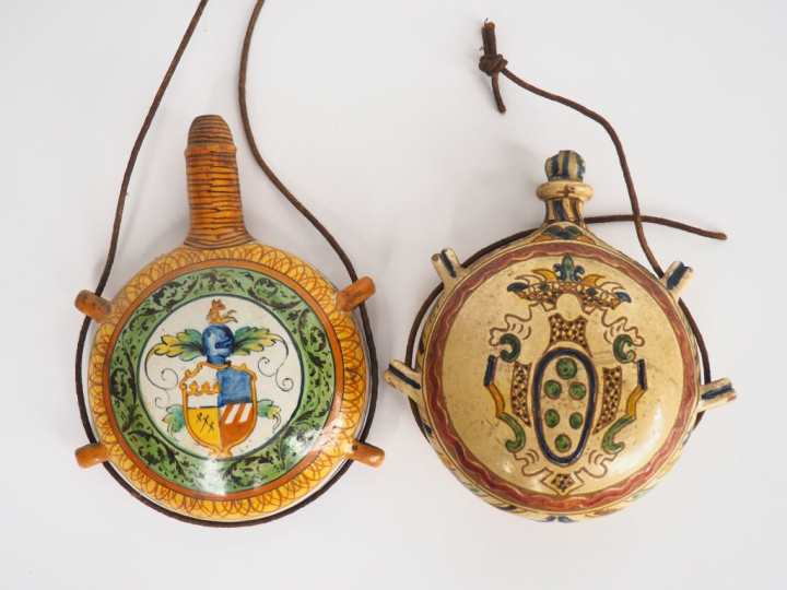 2 gourdes de pèlerins de style italien en faïence à décor polychrome d