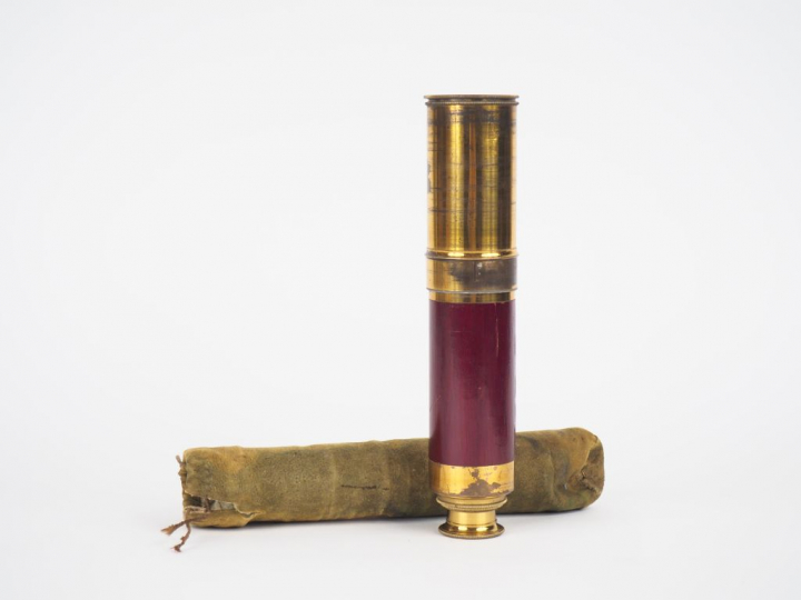 Longue-vue en bois et laiton dans sa housse en cuir. L. 59 cm. (Oxydat