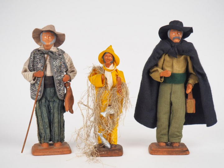 3 santons de Provence modernes en terre cuite figurant deux paysans et