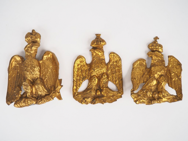 3 aigles impériaux en laiton repoussé. Dim. 14,5 x 10 cm.