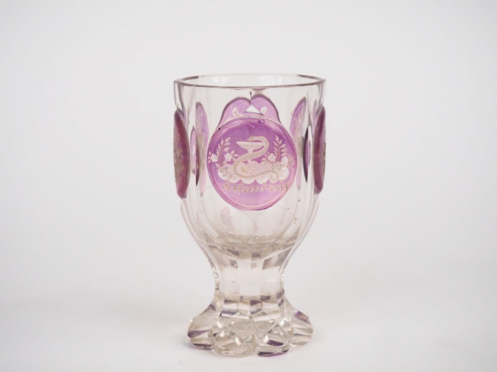 Verre à pied XIXème en cristal de bohème à décor gravé de fleurs et de