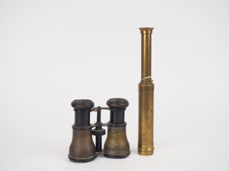 Vente aux enchères Longue-vue en laiton et une paire de jumelles. (Usures).