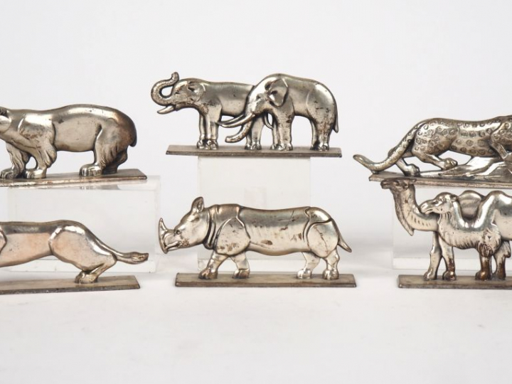 6 porte couteaux en métal argenté figurant des animaux sauvages. (Usur