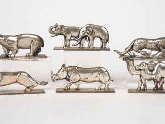 Vente aux enchères 6 porte couteaux en métal argenté figurant des animaux sauvages. (Usur
