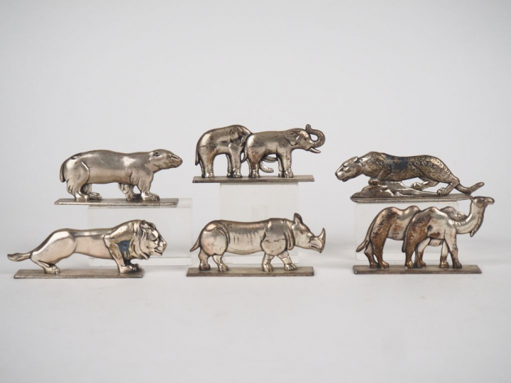 6 porte couteaux en métal argenté figurant des animaux sauvages. (Usur