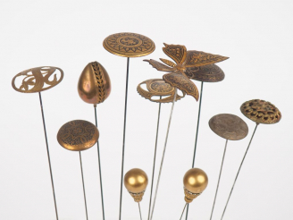 Vente aux enchères 11 épingles à chapeaux Napoléon III en métal doré.