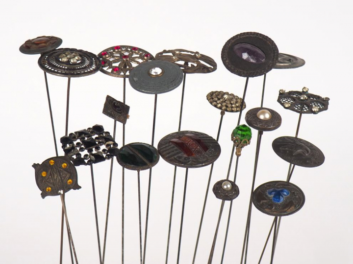 19 épingles à chapeaux Napoléon III en métal argenté et cabochons de v