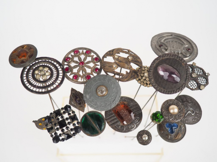 19 épingles à chapeaux Napoléon III en métal argenté et cabochons de v