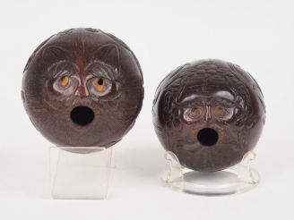 Vente aux enchères Poires à poudre début XIXème, noix de coco sculptées à décor de gueule