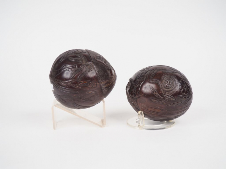 Poires à poudre début XIXème, noix de coco sculptées à décor de gueule