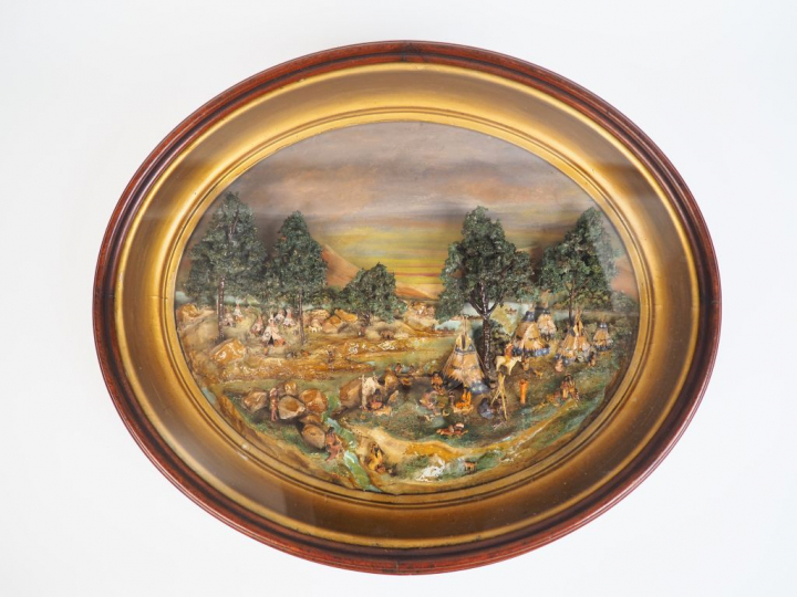 Diorama vers 1900, "le campement Indien". Dim. 10,5 x 57 x 48 cm.