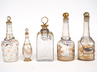 Vente aux enchères 4 flacons à liqueur et un flacon à odeurs XIXème en verre à décor doré