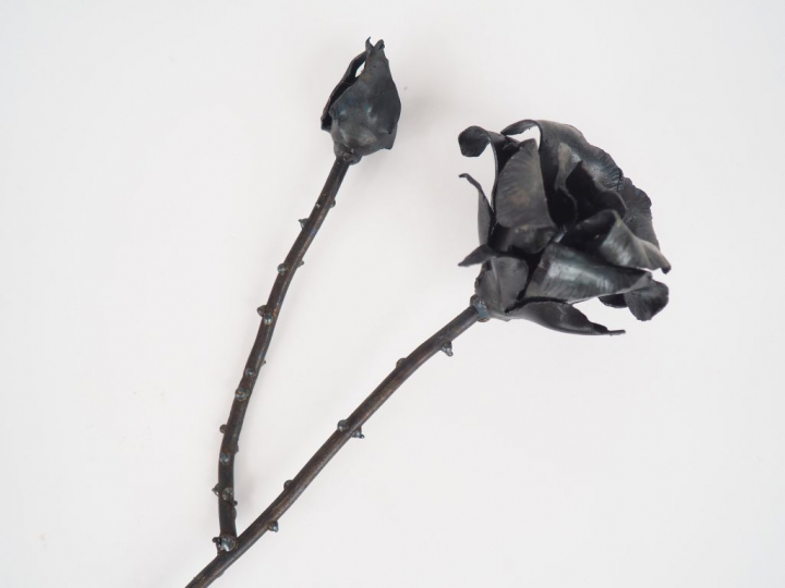 Rose épanouie et bouton de rose en métal patiné noir. H. 43,5 cm.