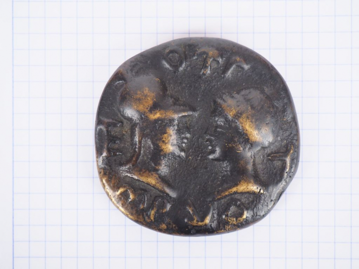 Médaillon en bronze de style antique à décor de buste casqué et d'un b